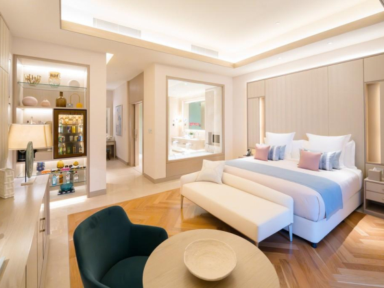 Five Luxe Hotel